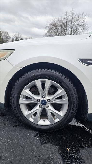 Ford Taurus photo 9