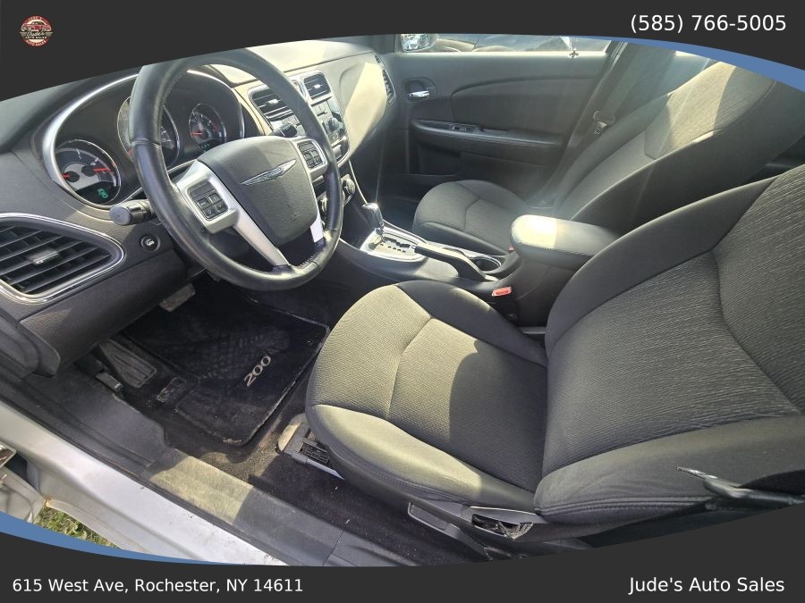 Chrysler 200 photo 8