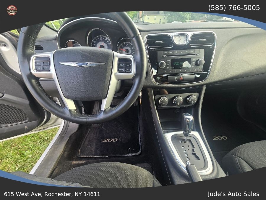 Chrysler 200 photo 9