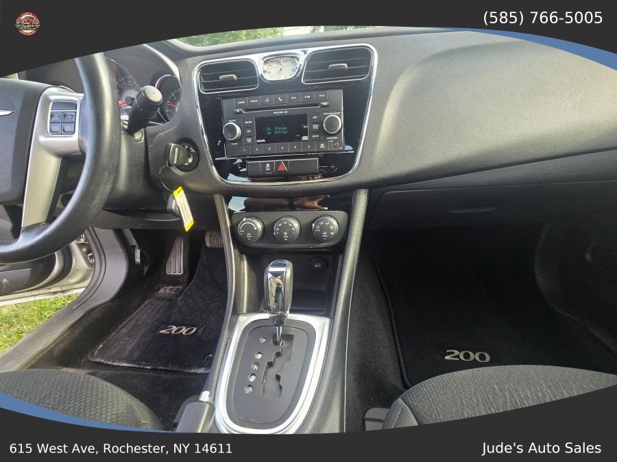 Chrysler 200 photo 15