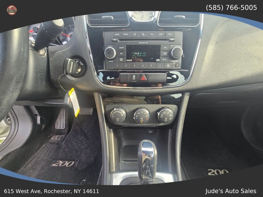 Chrysler 200 photo 16