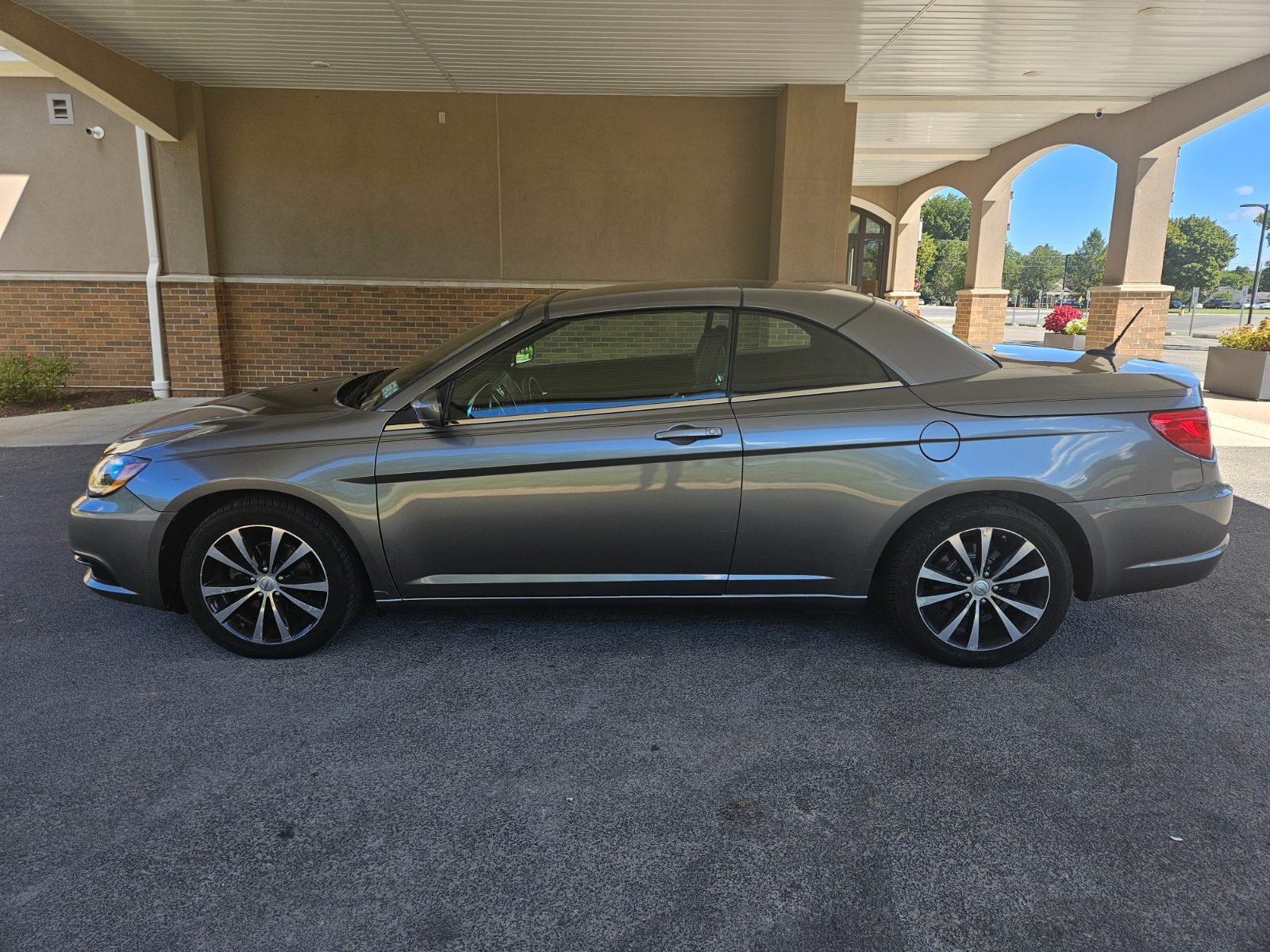 Chrysler 200 for sale at Chili Auto Outlet — photo 2