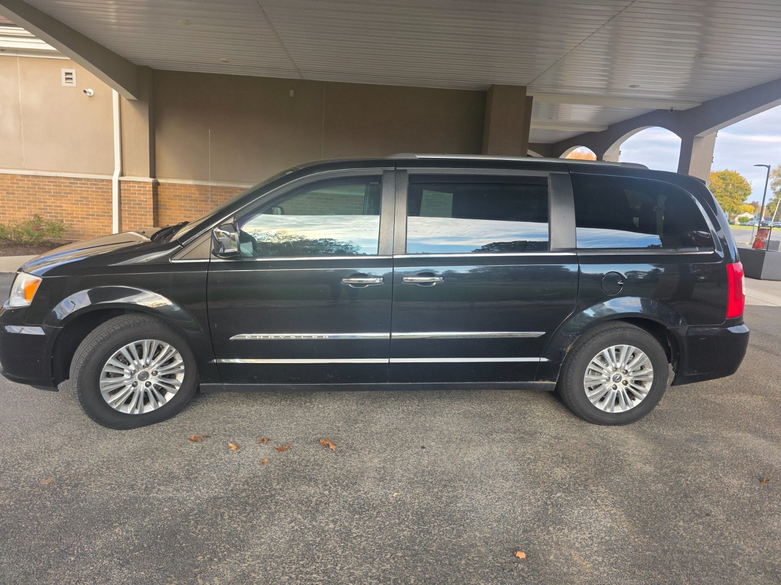 Chrysler Town And Country for sale at Chili Auto Outlet — photo 2
