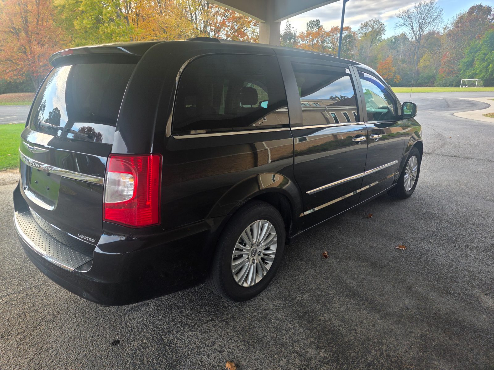 Chrysler Town And Country for sale at Chili Auto Outlet — photo 5