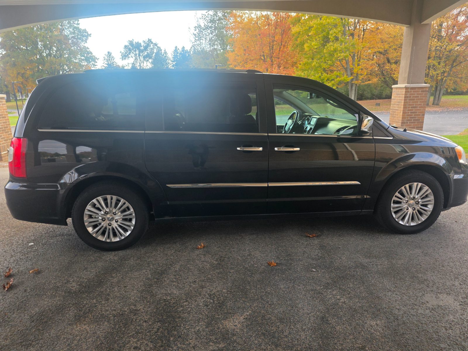 Chrysler Town And Country for sale at Chili Auto Outlet — photo 6