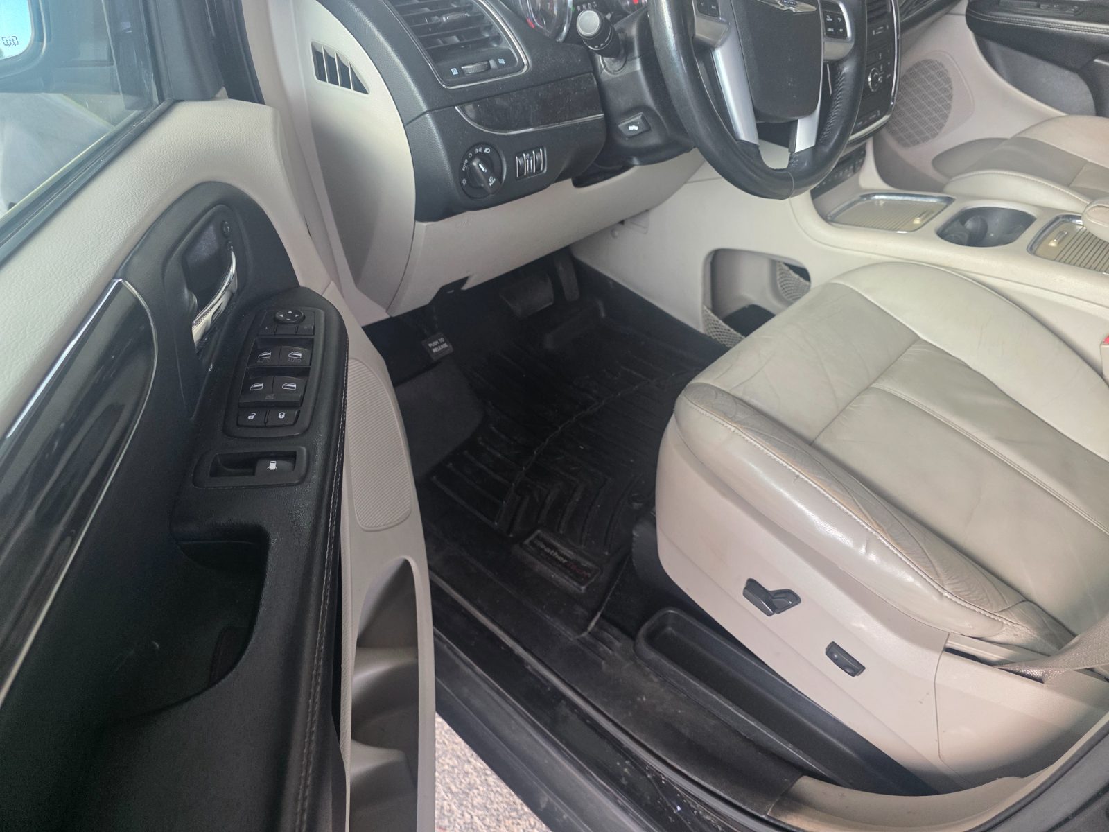 Chrysler Town And Country for sale at Chili Auto Outlet — photo 9