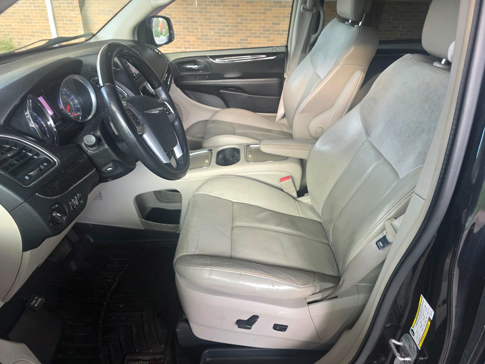 Chrysler Town And Country for sale at Chili Auto Outlet — photo 10