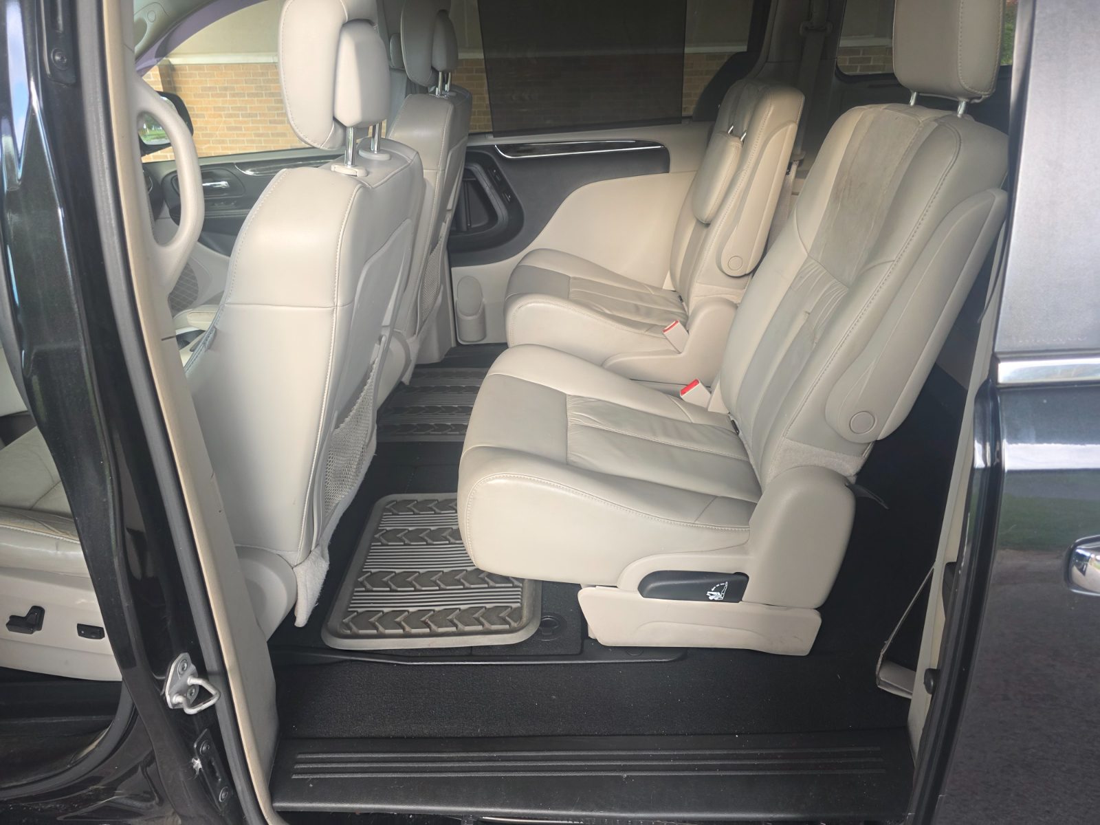 Chrysler Town And Country for sale at Chili Auto Outlet — photo 11