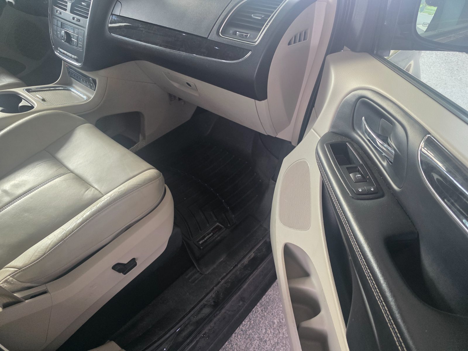 Chrysler Town And Country for sale at Chili Auto Outlet — photo 22