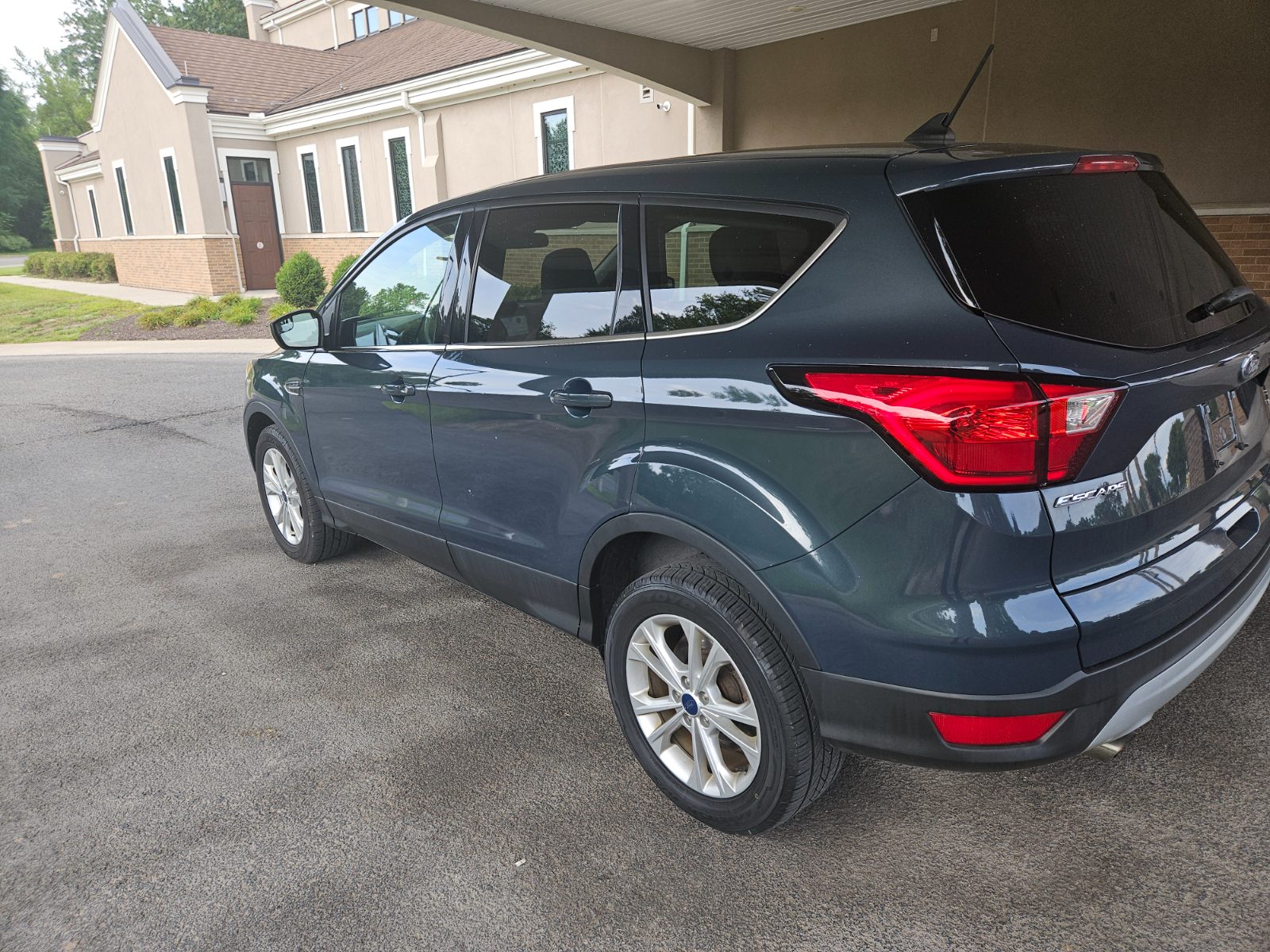 Ford Escape photo 2