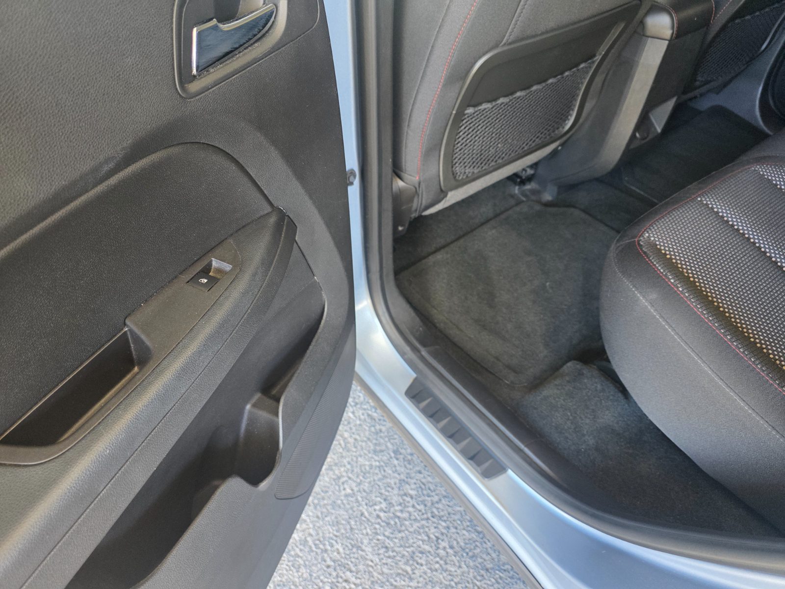 Chevrolet Equinox for sale at Chili Auto Outlet — photo 11