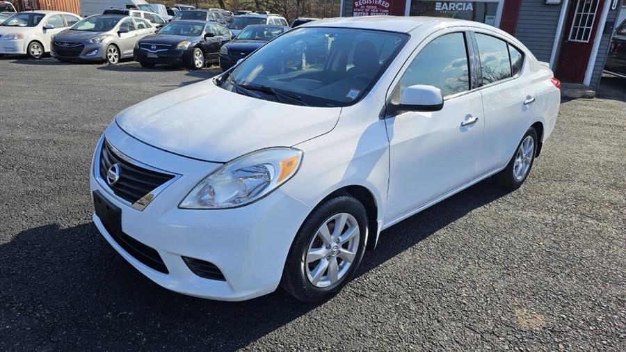 Nissan Versa photo 2
