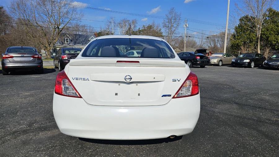 Nissan Versa photo 4