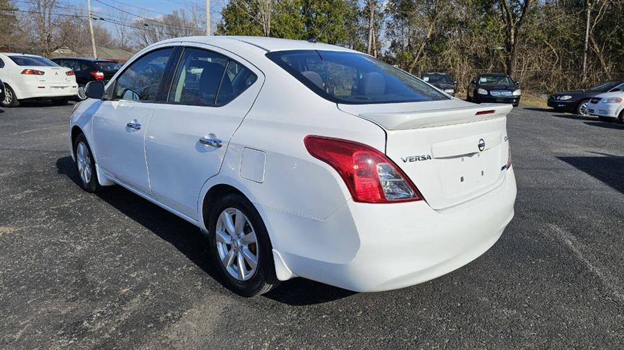 Nissan Versa photo 5