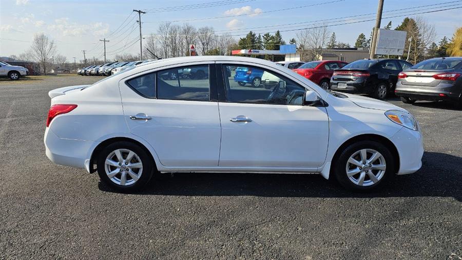 Nissan Versa photo 8
