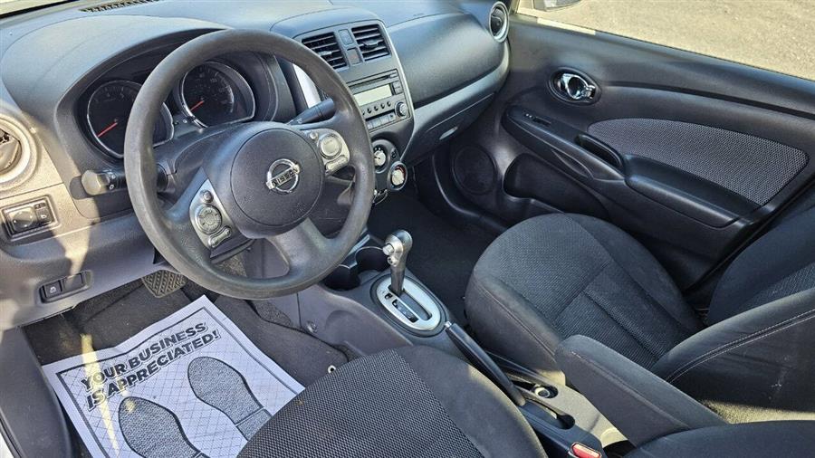 Nissan Versa photo 9