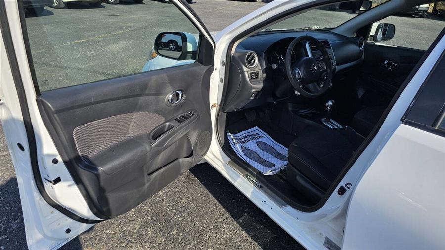 Nissan Versa photo 10