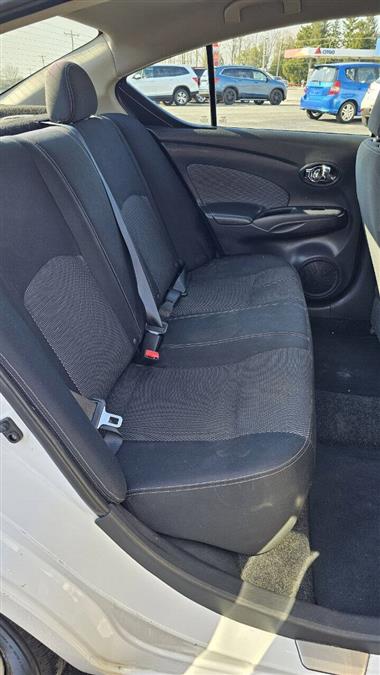 Nissan Versa photo 11
