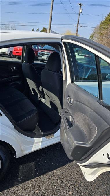 Nissan Versa photo 12