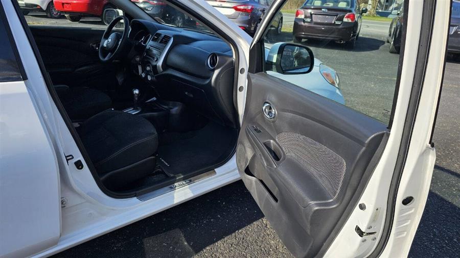 Nissan Versa photo 14