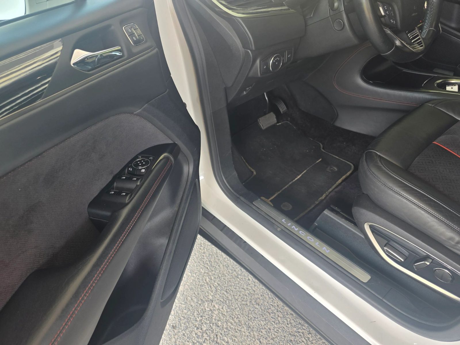 Lincoln Mkc photo 9