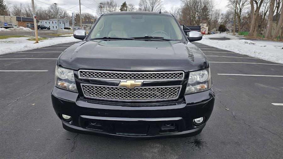 Chevrolet Suburban photo 2