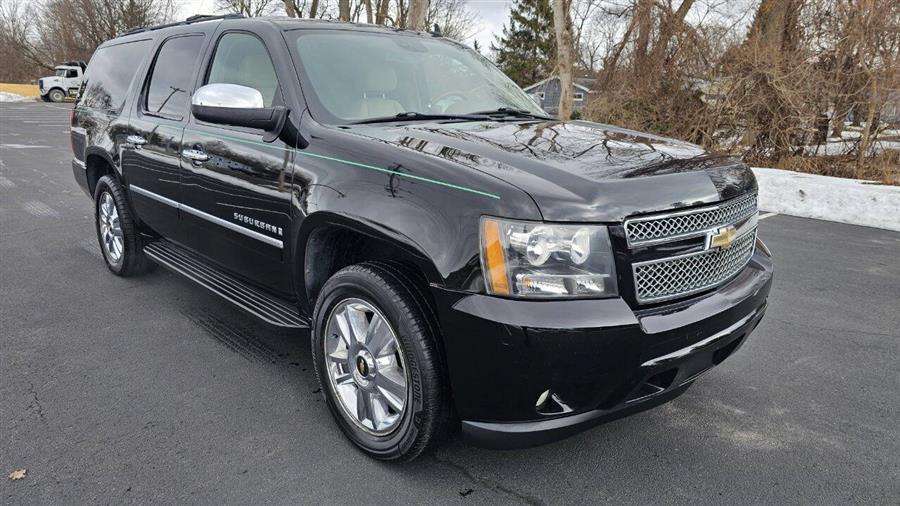 Chevrolet Suburban photo 3