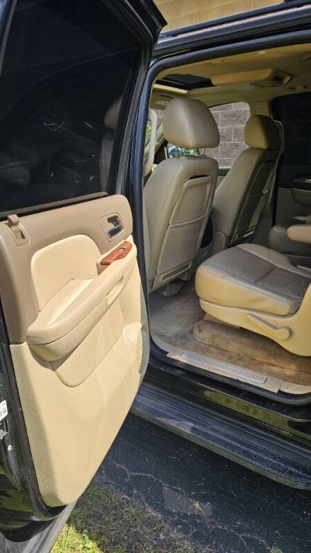 Chevrolet Suburban for sale at Arcia Services — photo 12