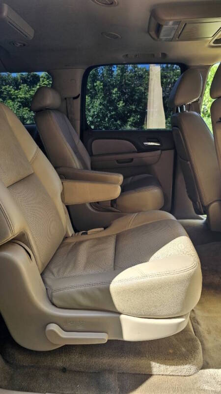 Chevrolet Suburban for sale at Arcia Services — photo 16