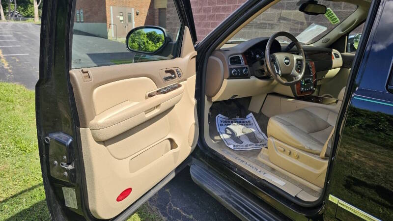 Chevrolet Suburban for sale at Arcia Services — photo 9