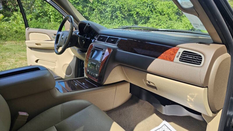 Chevrolet Suburban for sale at Arcia Services — photo 18