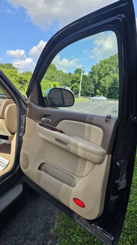 Chevrolet Suburban for sale at Arcia Services — photo 17