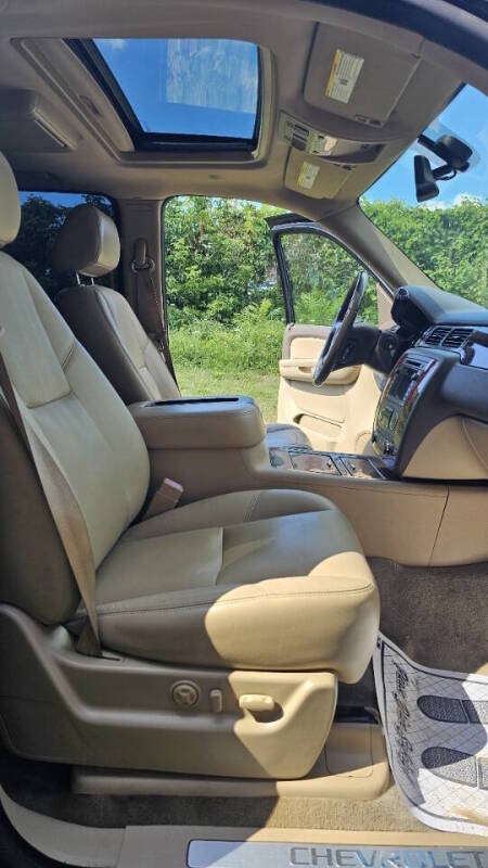 Chevrolet Suburban for sale at Arcia Services — photo 19