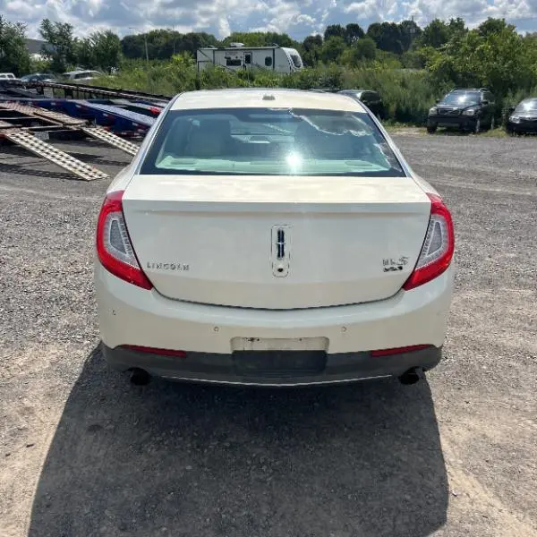 Lincoln MKS photo 4