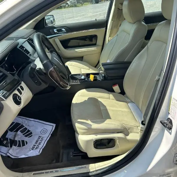 Lincoln MKS photo 9