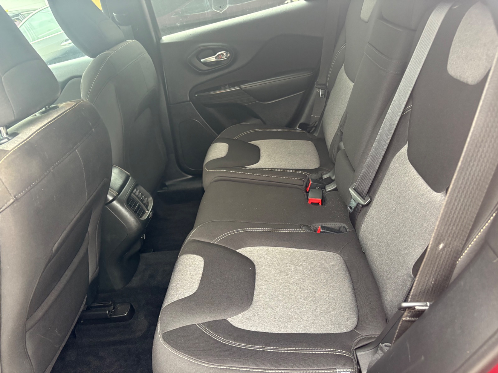 Jeep Cherokee photo 11