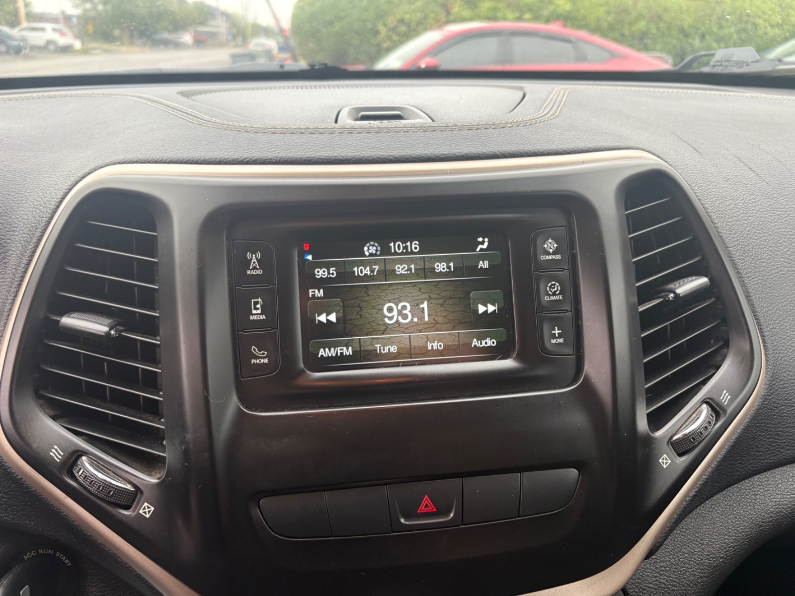 Jeep Cherokee photo 17