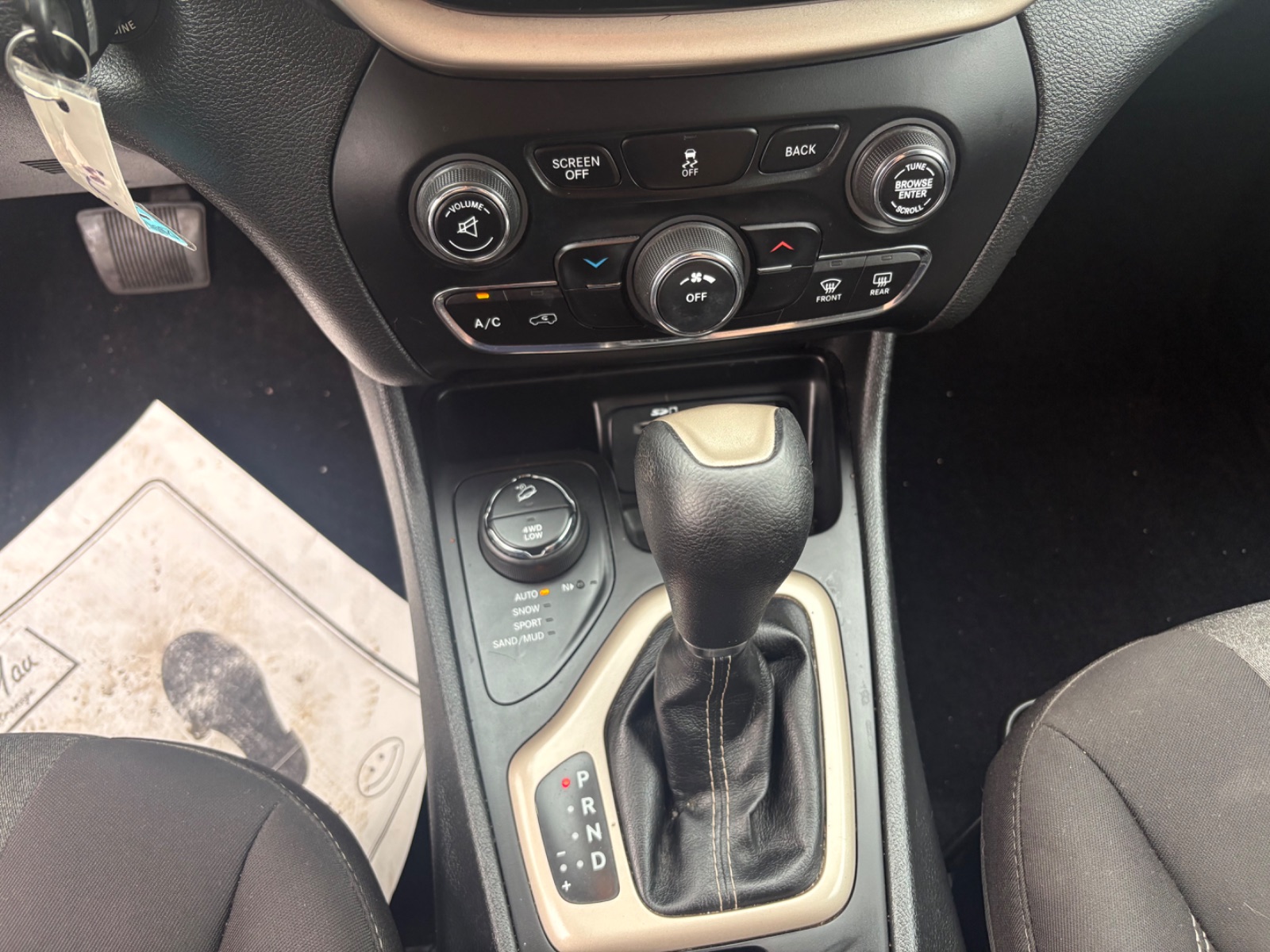 Jeep Cherokee photo 18