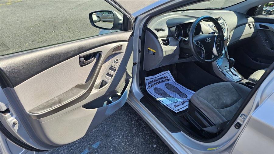 Hyundai Elantra photo 9
