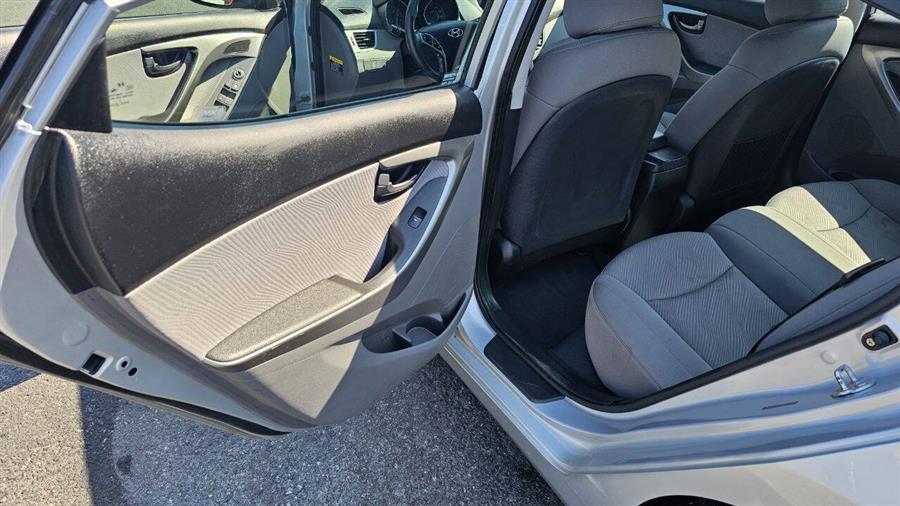 Hyundai Elantra photo 11