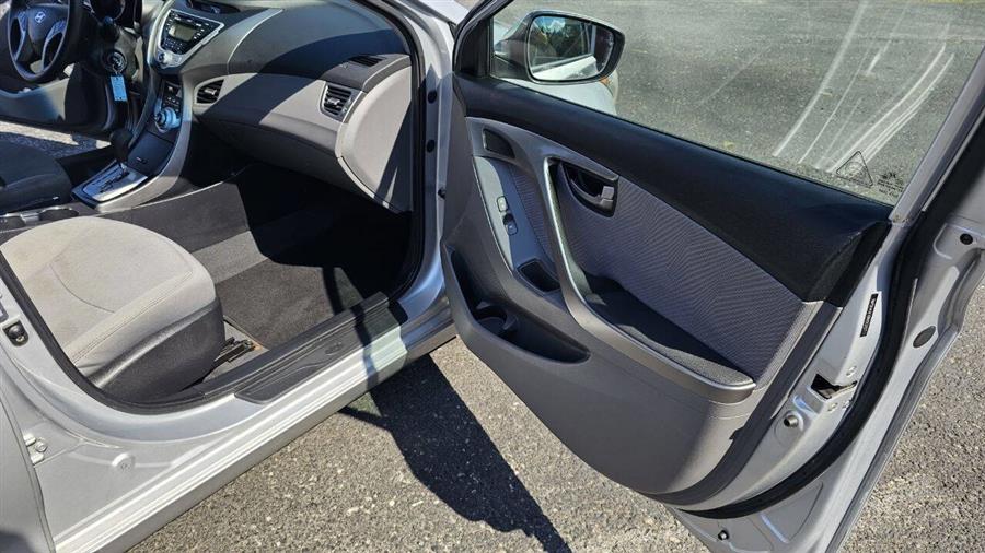 Hyundai Elantra photo 15