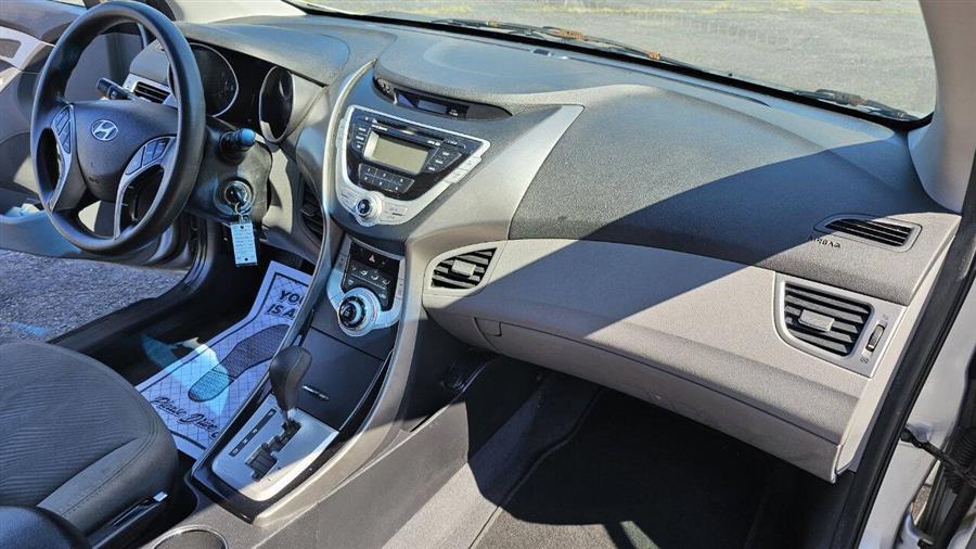 Hyundai Elantra photo 16