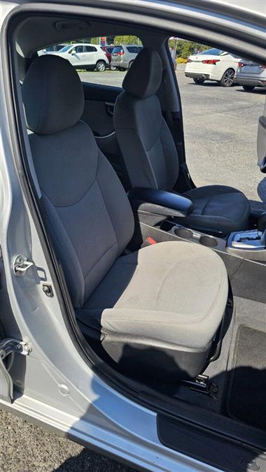 Hyundai Elantra photo 17