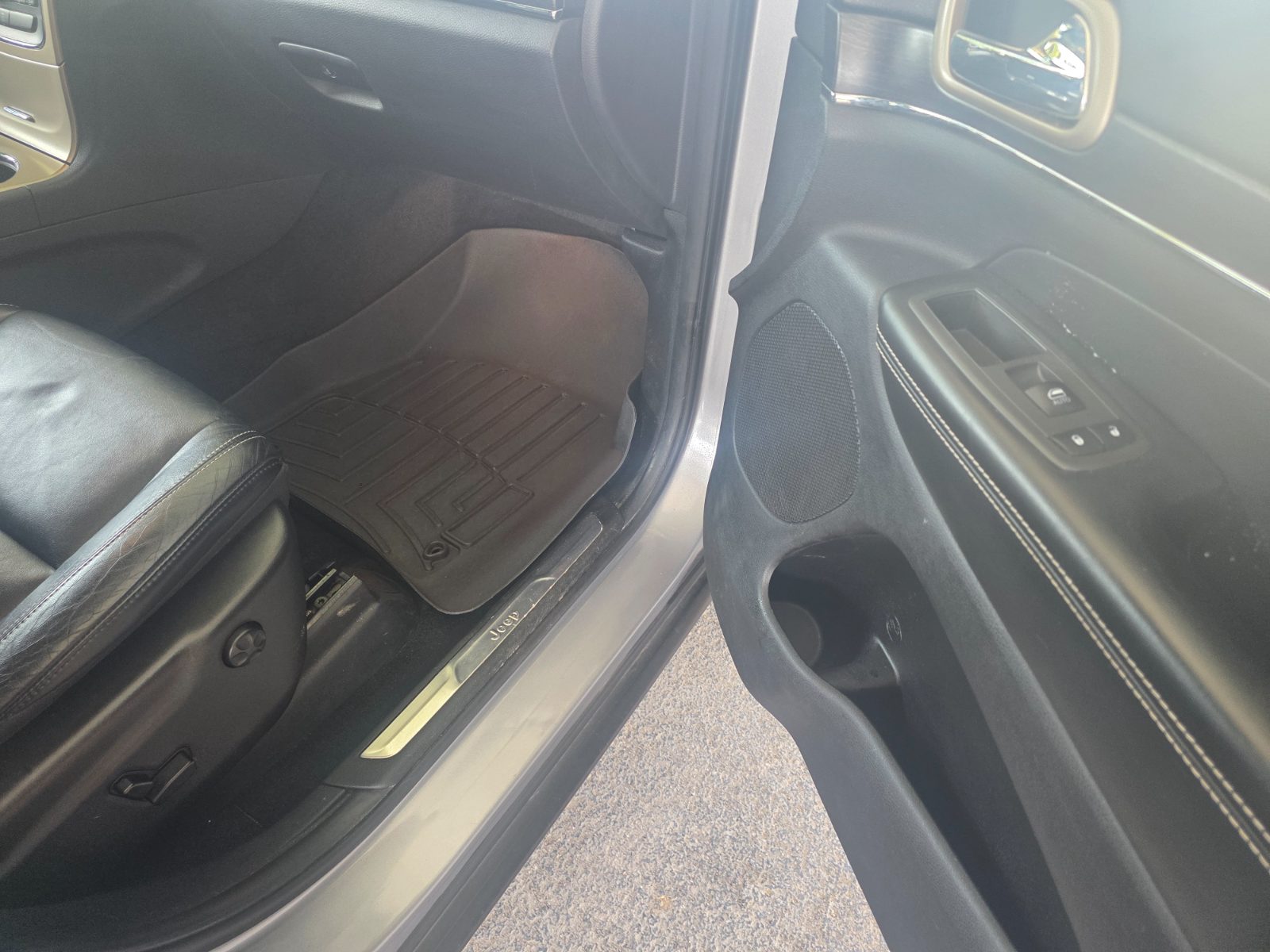 Jeep Grand Cherokee for sale at Chili Auto Outlet — photo 19