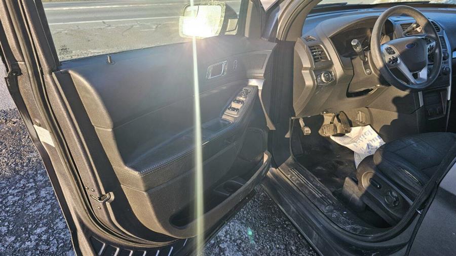 Ford Explorer photo 11