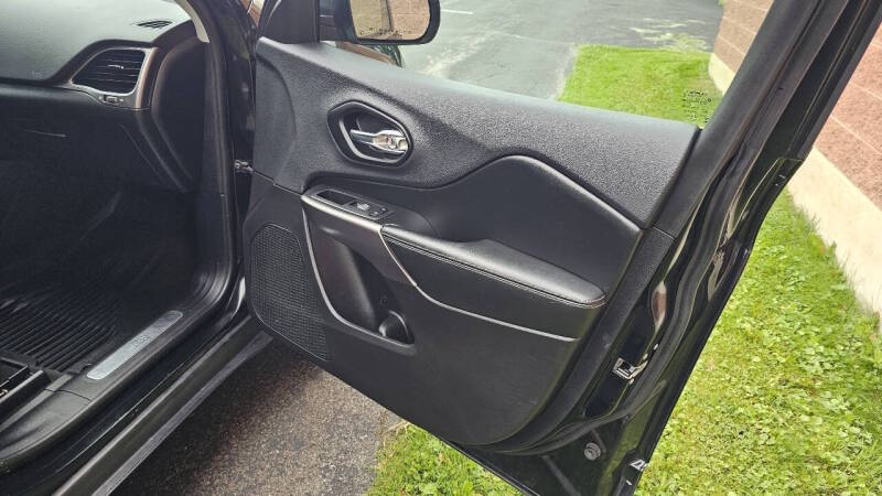 Jeep Cherokee for sale at Arcia Services — photo 18
